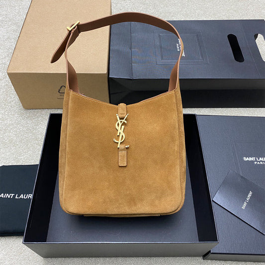le 5 a 7 supple small suede