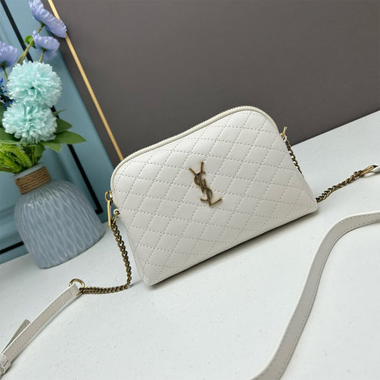 Gaby zipped pouch in quilted lambskin