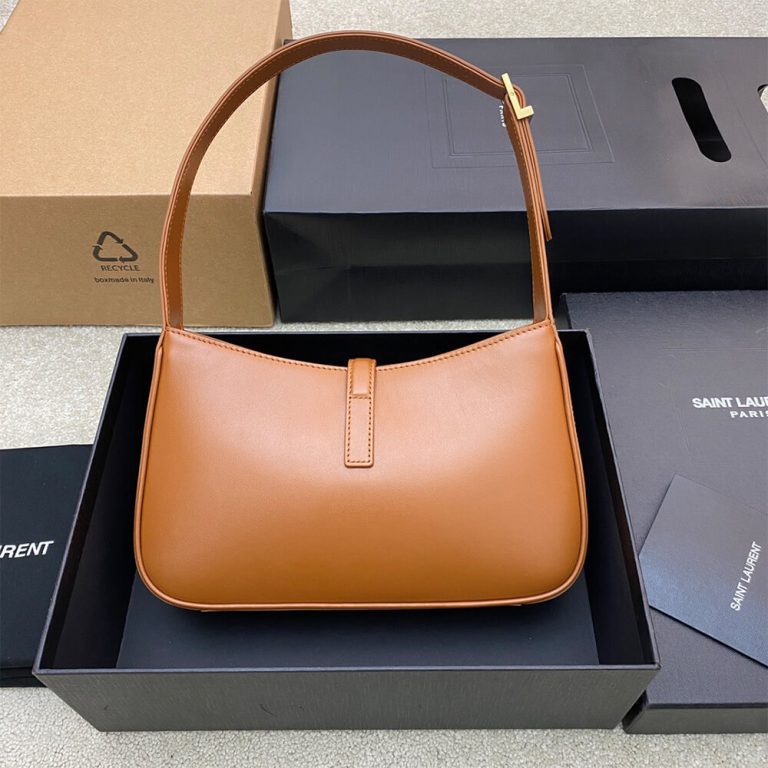 le 5 a 7 in smooth leather