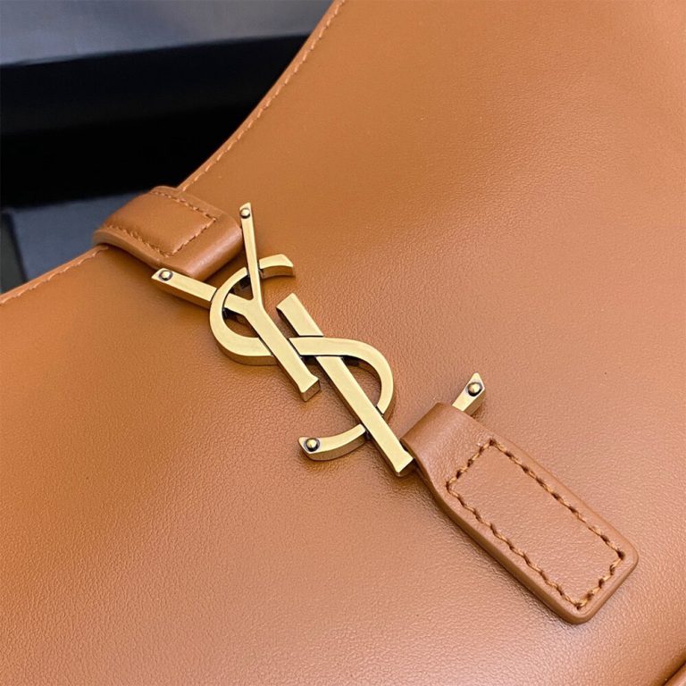 le 5 a 7 in smooth leather