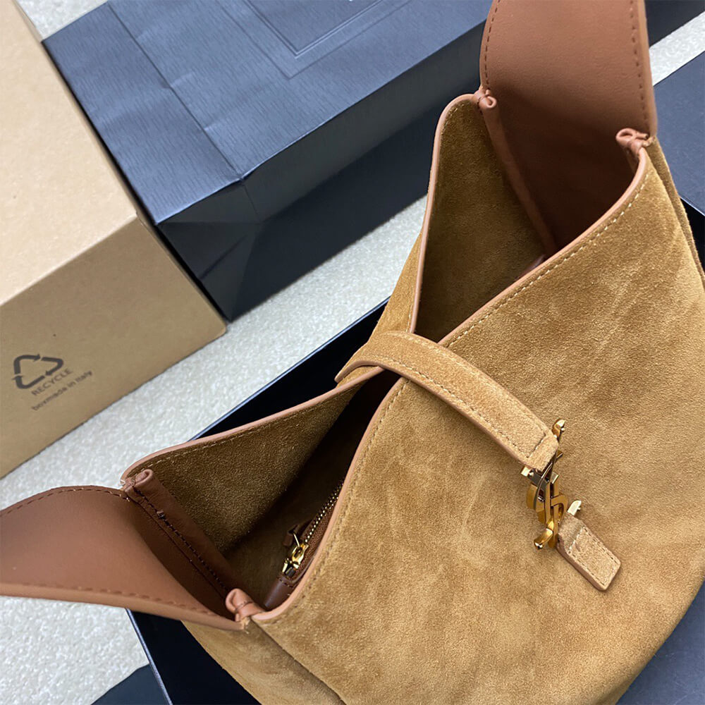 le 5 a 7 supple small suede