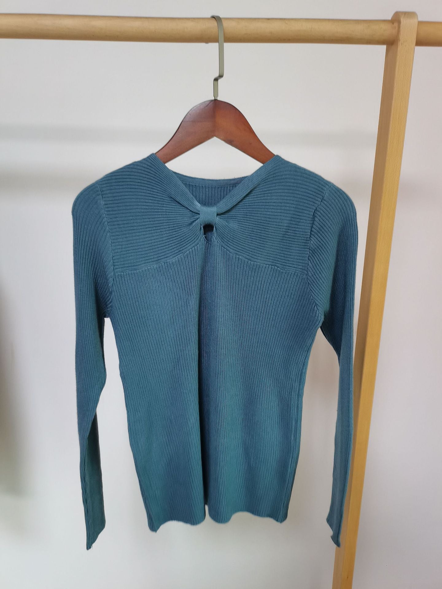 Slim V-Neck Commuter Pullover