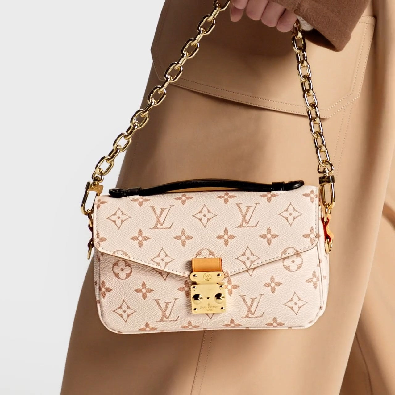 M46914 Pochette Métis East West