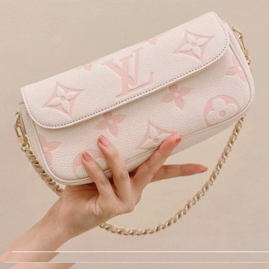 M83026 Wallet on Chain Ivy Chamallow Pink